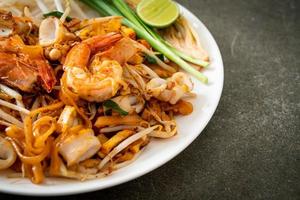 Pad Thai Seafood - gebratene Nudeln mit Garnelen, Tintenfisch oder Oktopus und Tofu foto