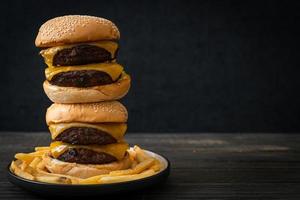 Hamburger oder Rindfleischburger mit Käse foto