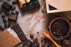 Schokoriegel Kakaobohnen Schokocreme-Tisch foto