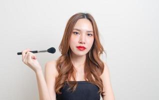 Porträt schöne Frau mit Make-up-Pinsel foto