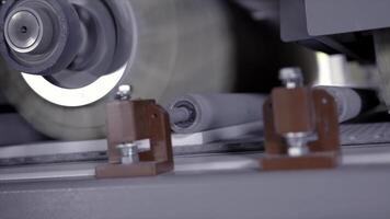 Nahansicht von automatisiert Maschine mit Bürsten. Aktion. rotierend automatisiert Bürsten auf Produktion Maschine von Unternehmen. industriell Maschine mit Bürsten zum Gemälde oder Reinigung foto