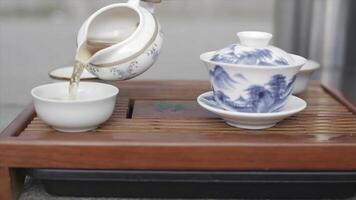 Chinesisch Tee Zeremonie. Video. Nahansicht Tabelle zum das Tee Zeremonie, Utensilien und Zubehör. Chinesisch Tee Zeremonie ist durchgeführt durch Tee Meister foto