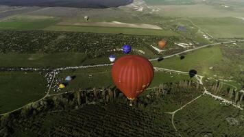 Antenne Panorama- Aussicht von heiß Luft Luftballons Flug über Sommer- Grün natürlich Landschaft. Schuss. erkunden das Schönheit von Natur über Felder. foto