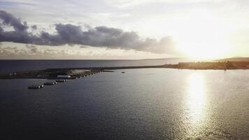 das Aussicht von das Yacht beim das Sonnenuntergang auf das Meer. Aktie. schön dramatisch Sonnenuntergang auf das Meer. Träume Kommen Sie wahr foto