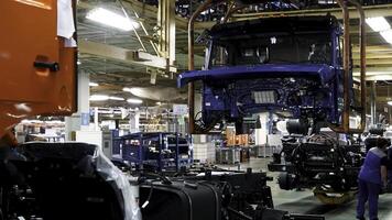 Russland - - Moskau 5 März 2020. Automobil Versammlung Linie Produktion beim das Kamaz LKW Fabrik. Szene. Zeit Ablauf Wirkung, industriell Hintergrund mit Körper Rahmen hängend Linie, mechanisch Ingenieurwesen foto