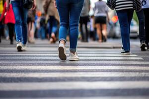 ai generiert Menge Menschen Gehen auf Zebrastreifen im das Stadt Straße . generativ ai foto