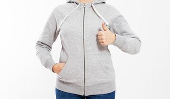 Frau im Hoodie-Pullover auf hellem Hintergrund zeigen wie Zeichen. Platz für Design-Mock-up foto