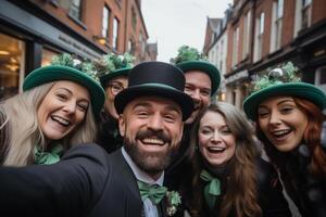 ai generiert lächelnd jung Menschen im Grün st. Patrick's oben Hüte feiern st. Patrick's Tag foto