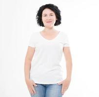 sexy Frau mittleren Alters im T-Shirt auf weißem Hintergrund. Mock-up für Design. Platz kopieren. Vorlage. leer foto