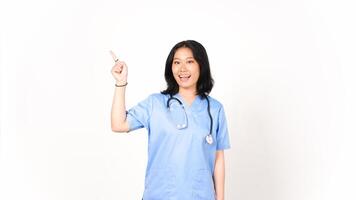 jung asiatisch weiblich Arzt zeigen Seite Kopieren Raum isoliert auf Weiß Hintergrund foto