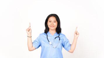 jung asiatisch weiblich Arzt zeigen Kopf Kopieren Raum isoliert auf Weiß Hintergrund foto