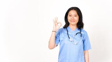 jung asiatisch weiblich Arzt zeigen okay Zeichen isoliert auf Weiß Hintergrund foto