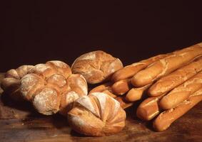 ein Vielfalt von Brot auf ein hölzern Tabelle foto