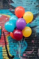 ai generiert städtisch Stimmung Luftballons im ein Bündel knallen gegen ein beschwingt Graffiti Mauer foto