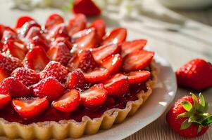 ai generiert Frühling Pracht glänzend Erdbeere Torte mit ein glänzend Glasur foto