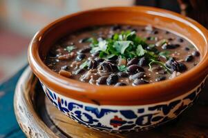 ai generiert authentisch Brasilianer Feijoada Foto im volkstümlich gemustert Schüssel