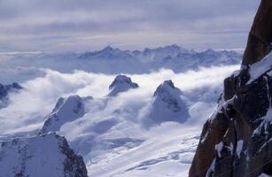 ein Person auf ein Ski Aufzug im das Berge foto