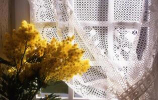 ein Vase von Gelb Blumen Sitzung auf ein Fenster Schwelle foto
