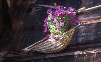 ein Korbweide Korb mit Blumen auf es foto
