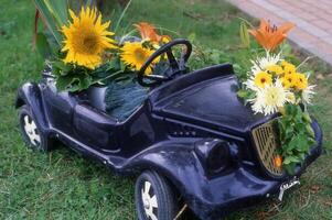 ein Spielzeug Auto mit Blumen im es foto