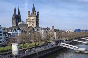 Köln, Deutschland, 2014 - - großartig Heilige Martin Kirche und Köln Dom, Norden Rhein Westfalen, Deutschland foto
