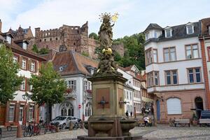 Heidelberg, Deutschland, 2023, karl Platz mit das Akademie von Wissenschaft und ein Aussicht zu heidelberg Schloss, Baden württemberg, Deutschland foto