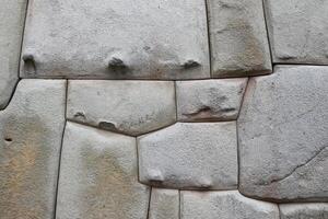 Stein Inka Mauerwerk im das Mauer von das Erzbischof Residenz, cusco, Peru foto