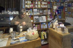 Cochrane, Chile, 2019 - - Ladenbesitzer brauen und Portion Cappuccino, Cochrane Dorf, panamerikanisch Autobahn, aysen Region, Patagonien, Chile foto