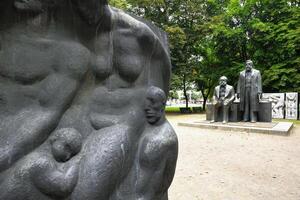 Berlin, Deutschland, 2021 - - karl marx und friedrich Engel Bronze- Monument, marx Engel Forum, Berlin mitte Bezirk, Berlin, Deutschland foto