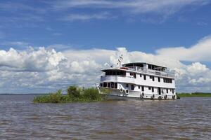 Amazonas, Brasilien, 2023 - - traditionell hölzern Boot navigieren auf das Rio Neger, Manaus, Amazonas Zustand, Brasilien foto