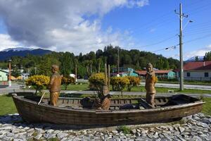 puerto Rio ruhig, Chile, 2019 - - puerto Rio ruhig, Main Quadrat, hölzern Skulptur Darstellen Fischer, Carretera Australien, aysen Region, Patagonien foto