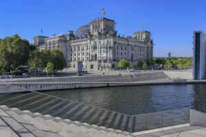 Berlin, Deutschland, 2021 - - Reichstag Gebäude entlang das Spree Fluss, Deutsche Bundestag, Regierung Bezirk, Tiergarten, Berlin, Deutschland foto