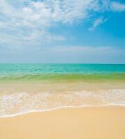 schön Horizont Landschaft Sommer- Panorama Vorderseite Aussicht Punkt tropisch Meer Strand Weiß Sand sauber und Blau Himmel Hintergrund Ruhe Natur Ozean schön Welle Wasser Reise beim sai Kaew Strand Thailand foto