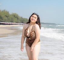 Porträt jung asiatisch Frau Fett mollig süß schön Lächeln glücklich Spaß Bikini Badebekleidung Körper sexy Vorderseite Aussicht tropisch Meer Strand Weiß Sand sauber und blauer Himmel Ruhe Natur Ozean Welle Wasser Reise auf Urlaub foto