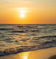 Landschaft Horizont Standpunkt Panorama Sommer- Ufer Meer Strand niemand Wind Welle cool Urlaub aussehen Ruhe groß Sonnenuntergang Himmel Dämmerung Abend auf Tag Zeit Natur tropisch Küste schön Ozean Wasser Reise foto