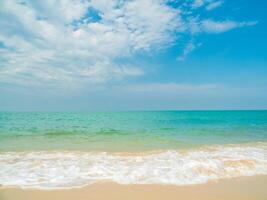 schön Horizont Landschaft Sommer- Panorama Vorderseite Aussicht Punkt tropisch Meer Strand Weiß Sand sauber und Blau Himmel Hintergrund Ruhe Natur Ozean schön Welle Wasser Reise beim sai Kaew Strand Thailand foto