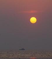 Vertikale Vorderseite Standpunkt Landschaft Reise Sommer- Meer Wind Welle cool Urlaub Ruhe Küsten groß Sonnenuntergang Himmel Licht Orange golden Natur tropisch schön Abend Tag beim bangpoo, Samut Prakan Thailand foto