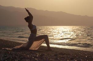 ai generiert Yoga Frau meditieren auf das Strand beim Sonnenuntergang. gesund Lebensstil foto