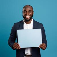 ai generiert lächelnd jung Geschäftsmann halten leer Blatt von Papier, Über Blau Hintergrund foto