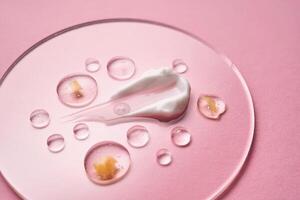 Gel, Serum und ein Sahne auf ein transparent runden Stand auf ein Rosa Hintergrund. foto