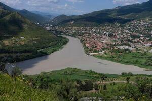 Aussicht von jvari Kloster. das Fluss mtkvari trifft das Fluss aragvi von Khazbegi foto