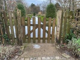 hölzern Tor zu das Bauernhof Garten foto