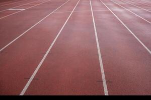 nass Synthetik Spur im das Leichtathletik Stadion foto