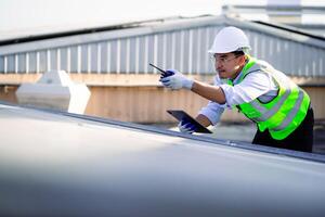 Experte Ingenieur mit Laptop Überprüfung Instandhaltung von Solar- Paneele Konzept von Solar- Energie, wiederverwendbar Energie foto