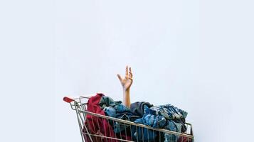 Shopaholic-Konzept. weibliche hand ragt aus einkaufswagen foto