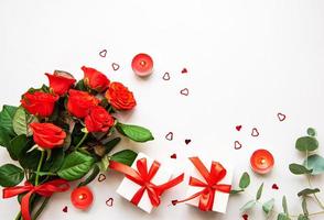rote Rosen und Geschenkboxen foto