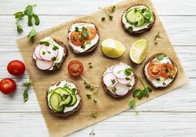 Sandwiches mit gesundem Gemüse und Mikrogrün foto