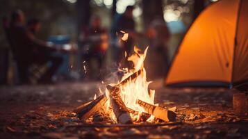 ai generiert warm gemütlich Lagerfeuer Flammen tanzen im Dämmerung mit Zelt Camping Hintergrund einladend Atmosphäre zum Camping foto