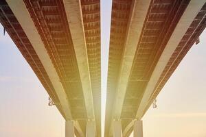 Beton Brücke Unterseite Aussicht im rostov auf Don Stadt Über Fluss anziehen, schön Sonnenlicht durch Brücke foto