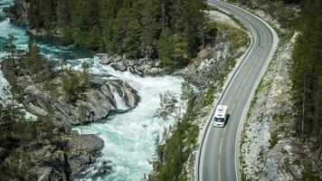 rv Wohnmobil van auf ein szenisch norwegisch Route entlang das Fluss foto